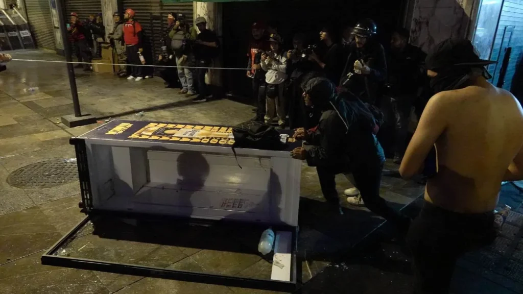 Denunciaron actos vandálicos, que daño algunos comercios, durante la marcha por la desaparición de los estudiantes de Ayotzinapa.