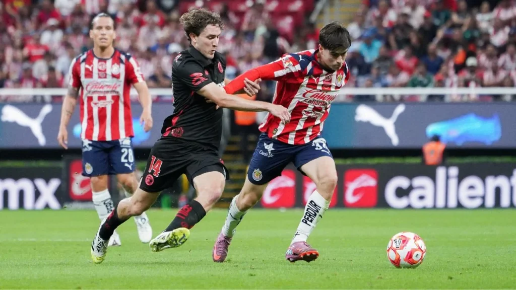 Chivas sufrió una penosa derrota en el Estadio Akron, donde Toluca le propinó tres goles y los mandó al lugar 12 de la tabla general.