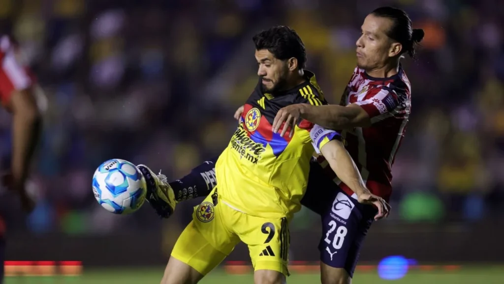 Chivas tiñó de rojiblanco la capital mexicana con su segunda victoria del campeonato y el Clásico Nacional a favor, tras vencer al América.
