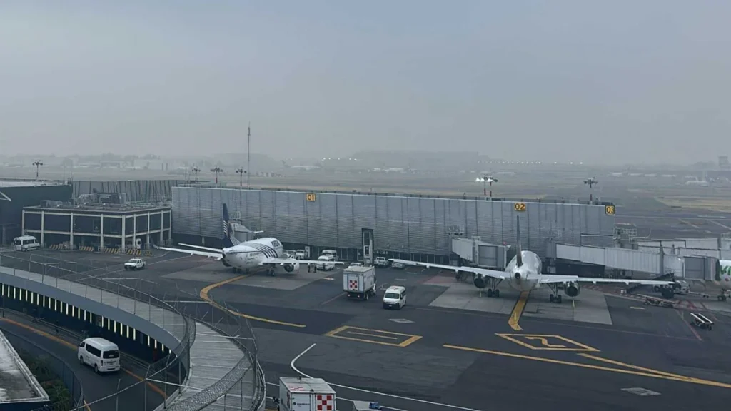 Cierran pista del AICM por encharcamientos generados por las intensas lluvias de este martes.