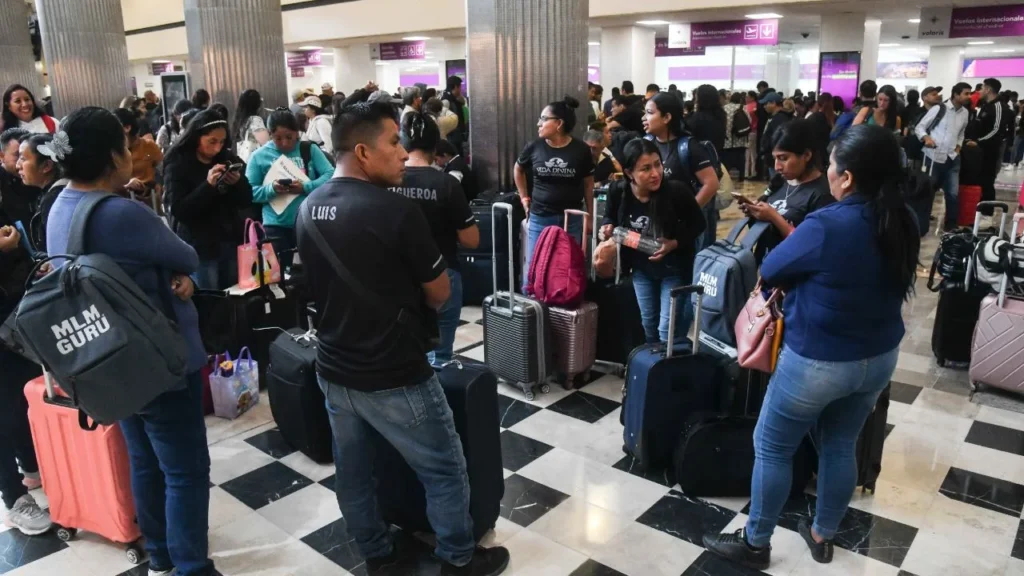El AICM recomendó a los pasajeros consultar el estatus de sus vuelos con su aerolínea ante las lluvias de este martes.