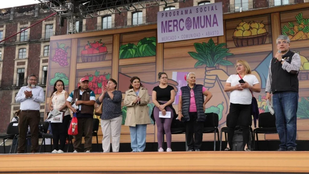 La Jefa de Gobierno de la Ciudad de México, Clara Brugada Molina, encabezó la entrega de 50 mil vales del programa Mercomuna,