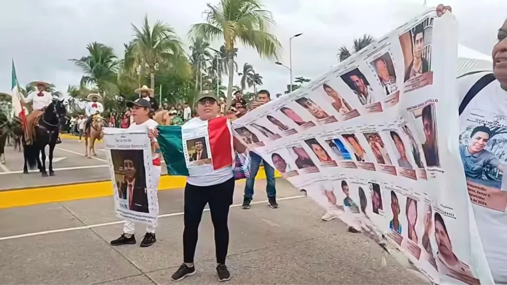 Colectivo de buscadoras se suma extraoficialmente a desfile patrio en Acapulco