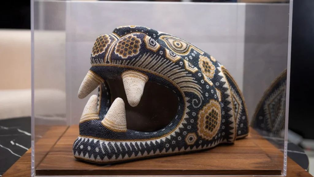 Tras sus recientes conciertos en Guadalajara, Shakira fue reconocida con una obra de arte wixaritari especial.
