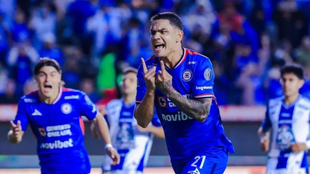 La Máquina del Cruz Azul logró su quinto triunfo en lo que va del torneo al vencer a Pachuca en casa con un penal polémico y expulsiones.