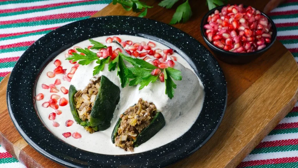 No sientas culpa y disfruta de la gastronomía mexicana con platillos de temporada como el chile en nogada sin importar las calorías.