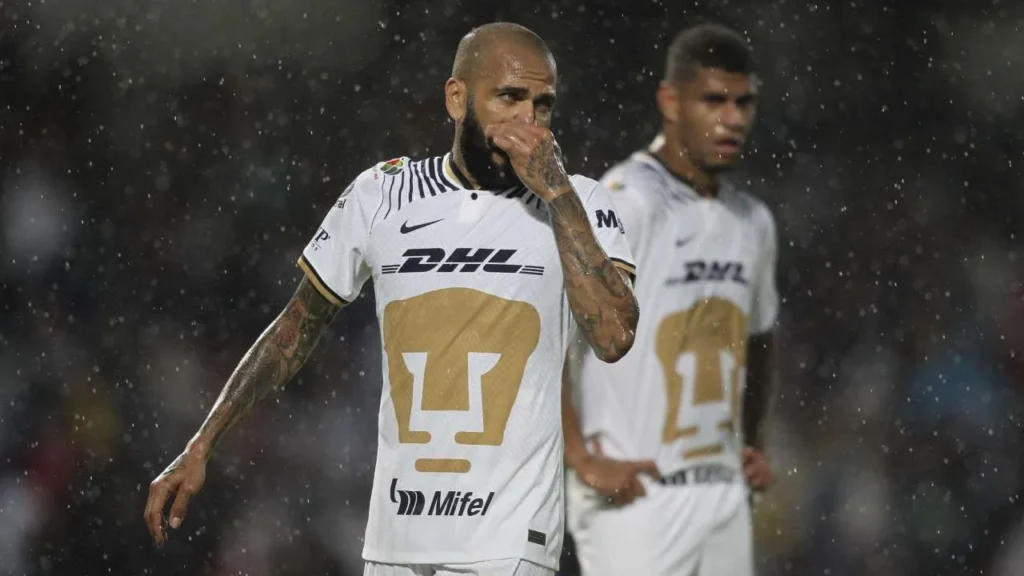 Dani Alves tendrá que pagar una indemnización a Pumas por daños y perjuicios.