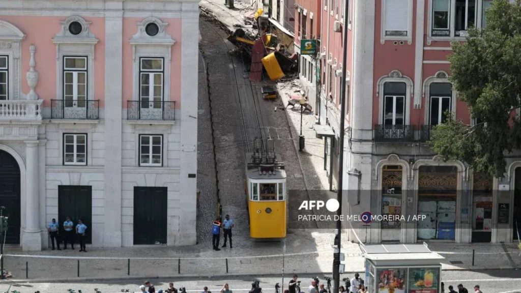 El fotógrafo bonaerense Daniel Mordzinski inició su breve discurso recordando a las víctimas mortales de Lisboa