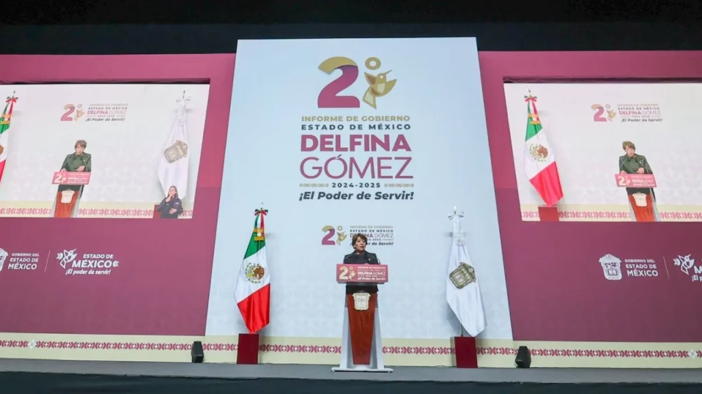 La gobernadora Delfina Gómez Álvarez dio su mensaje en el Teatro Morelos, ubicado en la capital del Estado de México.