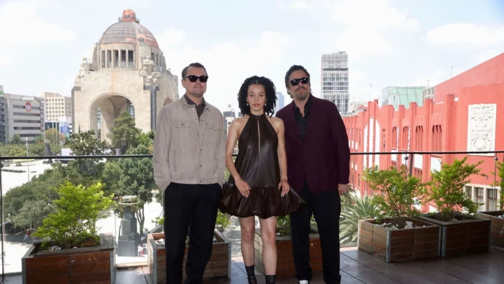 DiCaprio, Benicio del Toro y Chase Infiniti sorprenden con visita al Monumento de la Revolución.