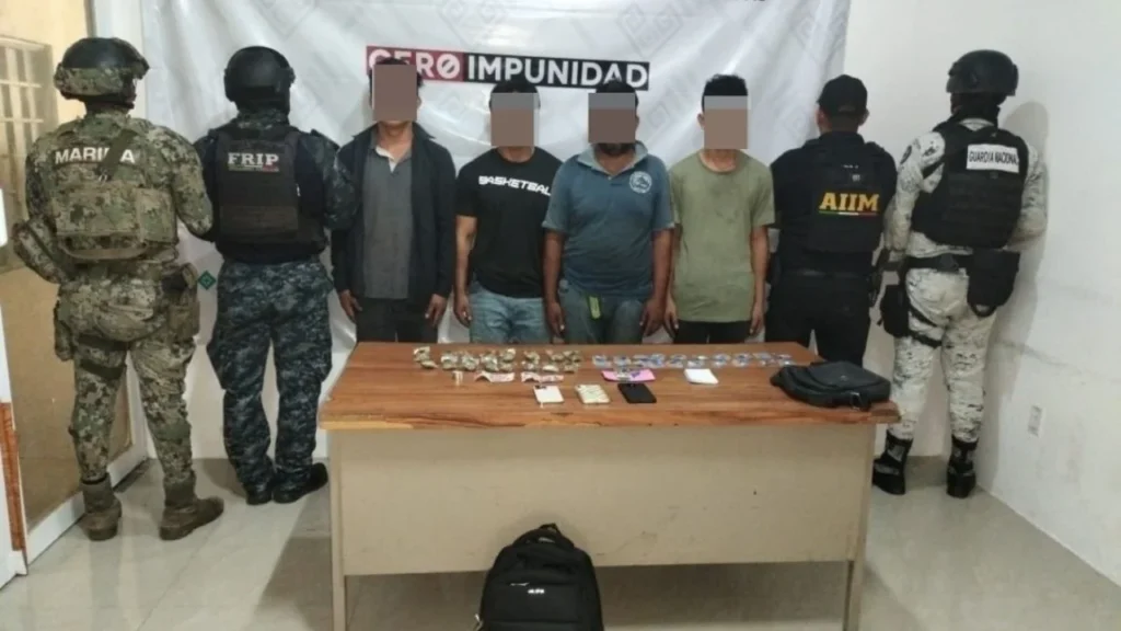 Durante un operativo, elementos de Marina rescataron a varios migrantes en Chiapas, deteniendo además a otras 4 personas.