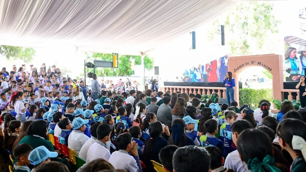 Tere Jiménez inició la gira de su Tercer Informe de Actividades.
