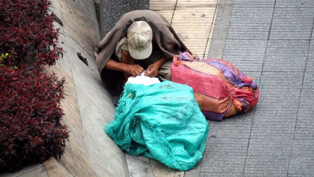 Persona en situación de calle en Puebla, de origen chiapaneco, fue agredido y le robaron su ropa.