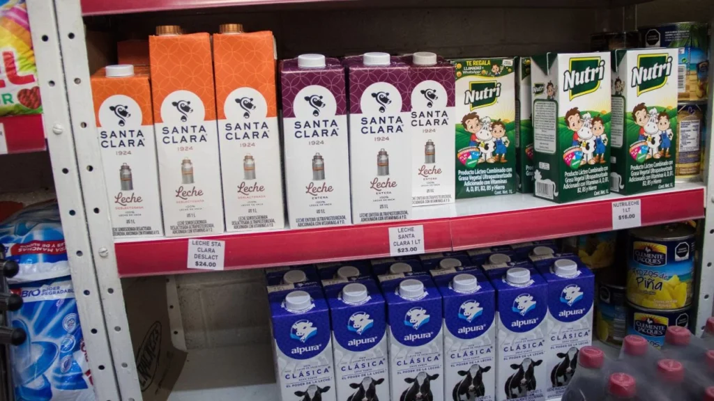 La Profeco reveló a los consumidores cuál es la diferencia entre leche y producto lácteo para evitar confusiones.