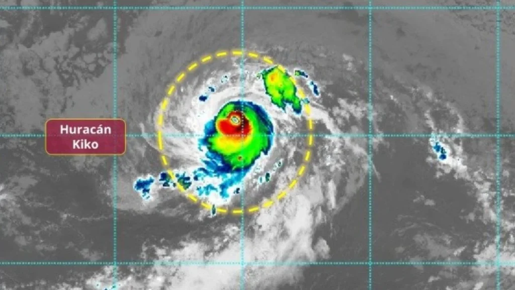 El Huracán Kiko evolucionó a categoría 4 durante su paso por el océano Pacífico y mantiene en alerta a Hawai con vientos de hasta 233 km/h.