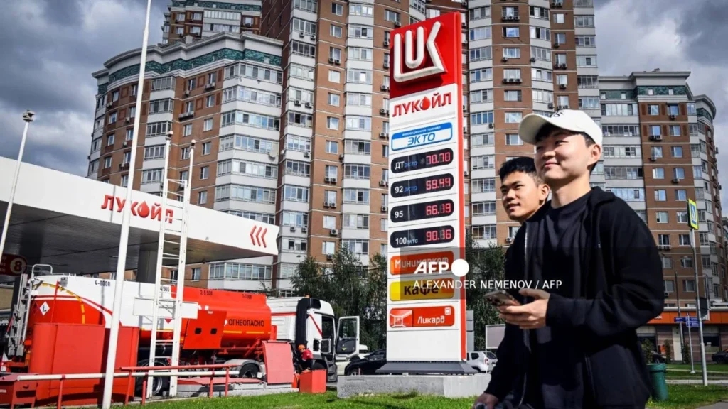 Con motivo del conflicto entre Ucrania y Rusia, los ciudadanos rusos comienzan a ver un aumento en las gasolinas.
