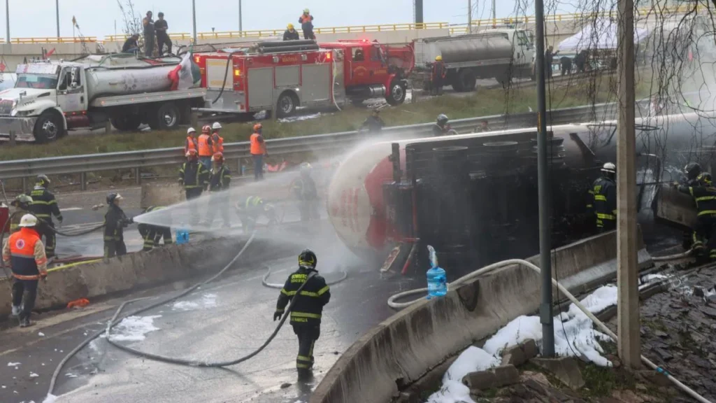 La tarde de este miércoles una pipa volcó sobre el Puente de la Concordia y de ésta, emano gas, lo que provocó varias explosiones que dejaron decenas de lesionados.