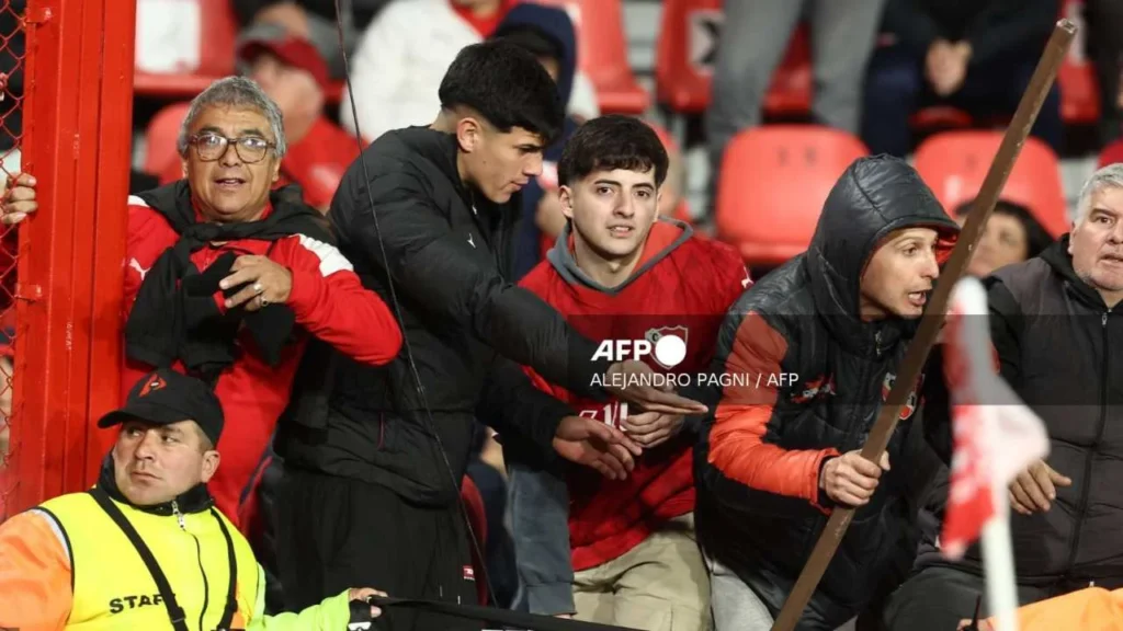 Atlético Independiente queda descalificado de la Copa Sudamericana 2025 tras la violencia suscitada en su estadio.