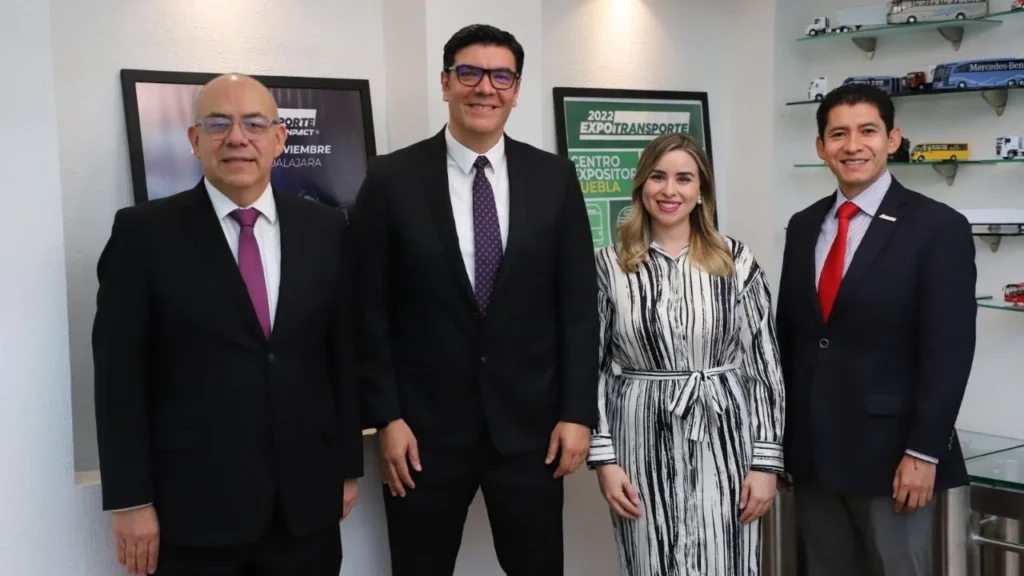 La industria de vehículos pesados en México enfrentó en agosto retrocesos de doble dígito en ventas, producción y exportaciones.