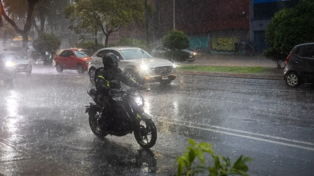 Las persistentes lluvias en la capital provocaron encharcamientos e inundaciones en calles y avenidas de Iztapalapa y Gustavo A. Madero.