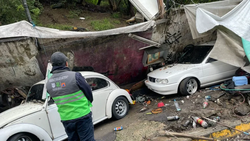 En la alcaldía Gustavo A. Madero, las lluvias en la CDMX provocaron un ligero deslave que derribó una barda.