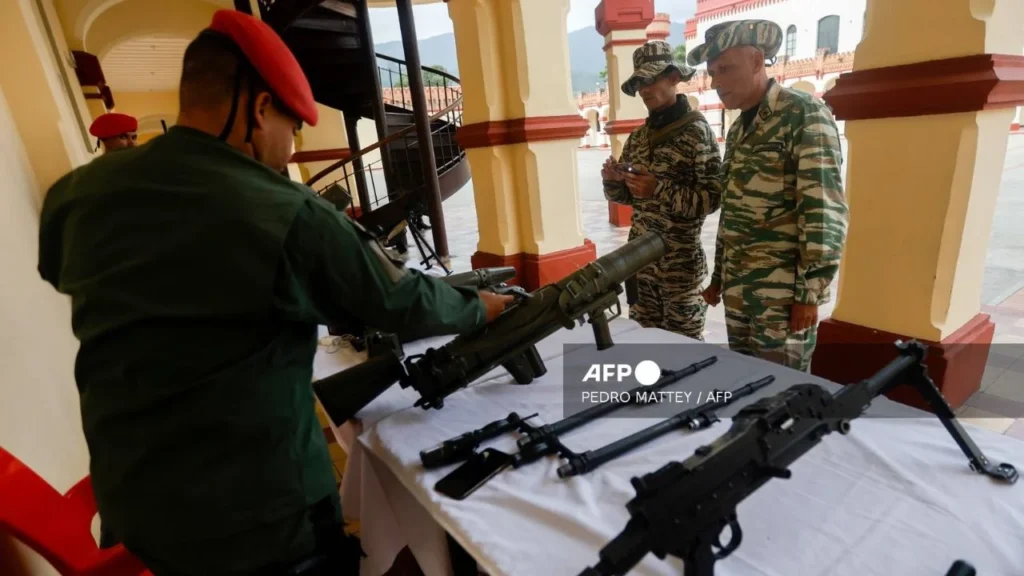 Durante un evento de jóvenes, Maduro llamó también a milicianos y reservista a recibir adiestramiento para disparar y defender a Venezuela.