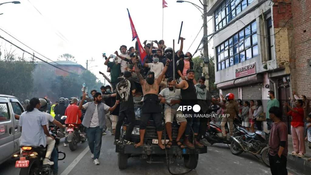 Tras la dimisión del Primer Ministro, manifestantes prendieron en llamas el Parlamento del Gobierno de Nepal.