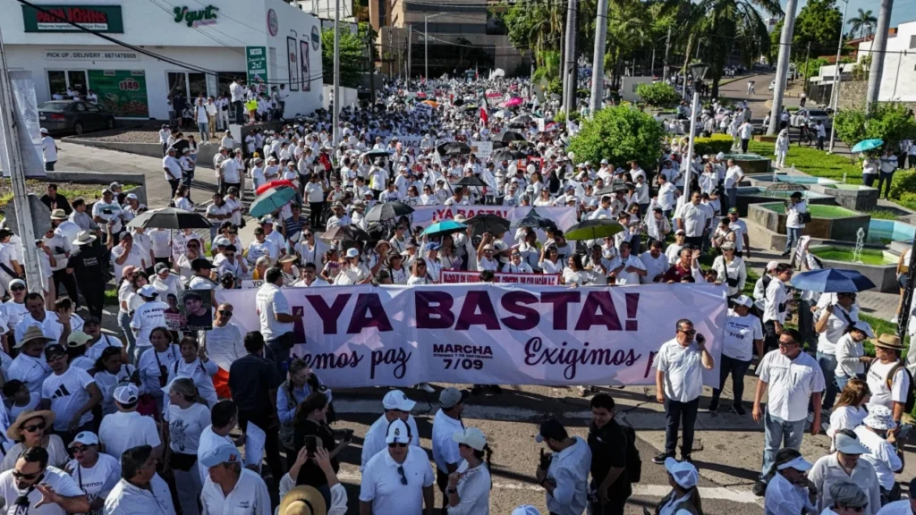 Habitantes de Culiacán recorren la avenida Álvaro Obregón vestidos de blanco, exigiendo paz y visibilizando crisis de desaparecidos.
