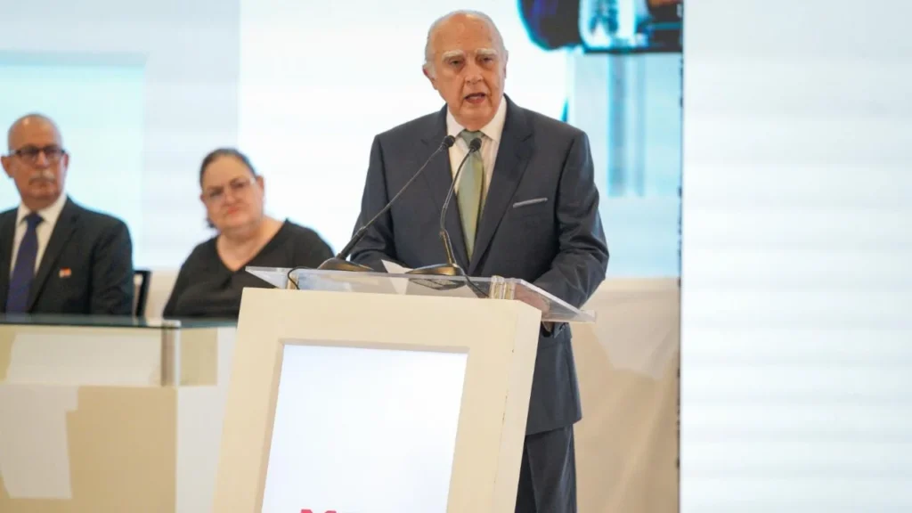 El alcalde Adrián de la Garza entregó a Fernando Canales la Medalla al Mérito 'Diego de Montemayor' en Sesión Solemne de Cabildo.