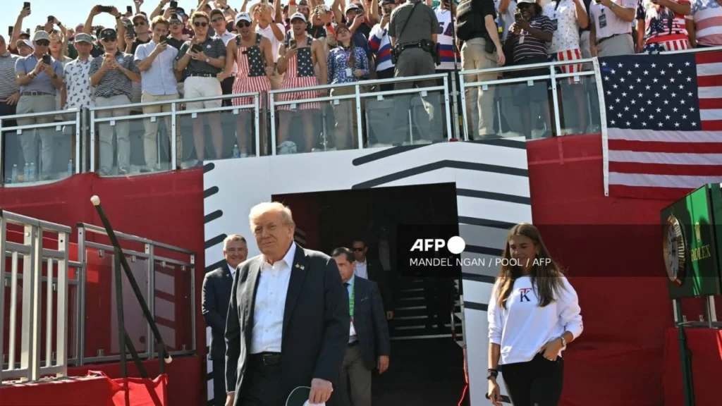 Luego de lanzar su marca de ropa en TikTok, la nieta de Trump, Kai, apareció en un evento público con su abuelo, usando una de sus prendas.