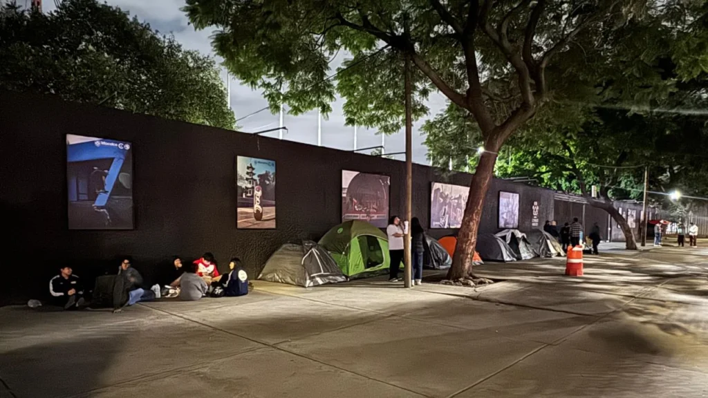 La fiebre por Oasis ya se vive en la CDMX, pues a 24 horas del primer concierto de la banda, fans ya hacen fila al exterior del Estadio GNP.