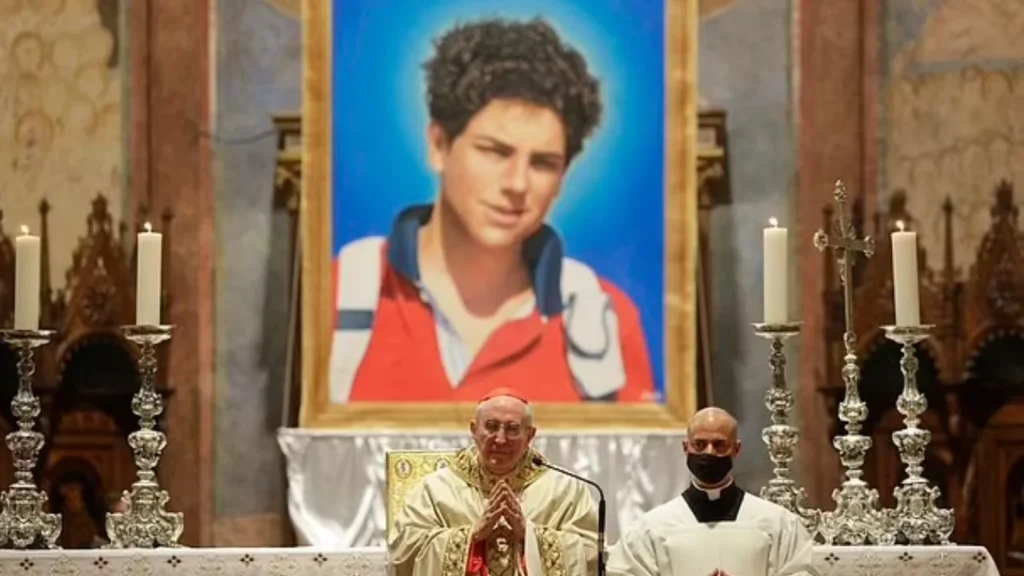 León XIV canonizará el domingo al primer santo millenial, Carlo Acutis, el 'influencer de Dios'; difundía la fe católica en internet.