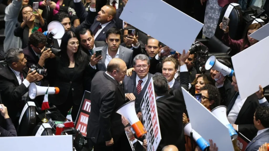 Legisladores del grupo parlamentario PRI interrumpieron la Sesión del Congreso General de la Cámara de Diputados con megáfonos y pancartas.