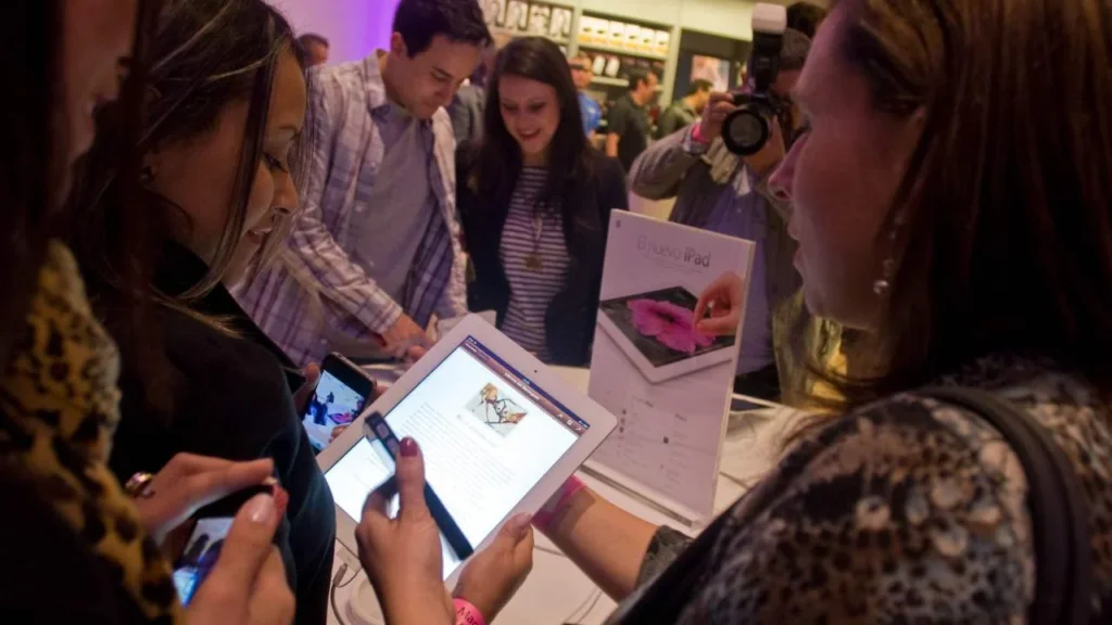 Una tablet suele ser más barata y debido a su tamaño, la puedes llevar a donde quieras.