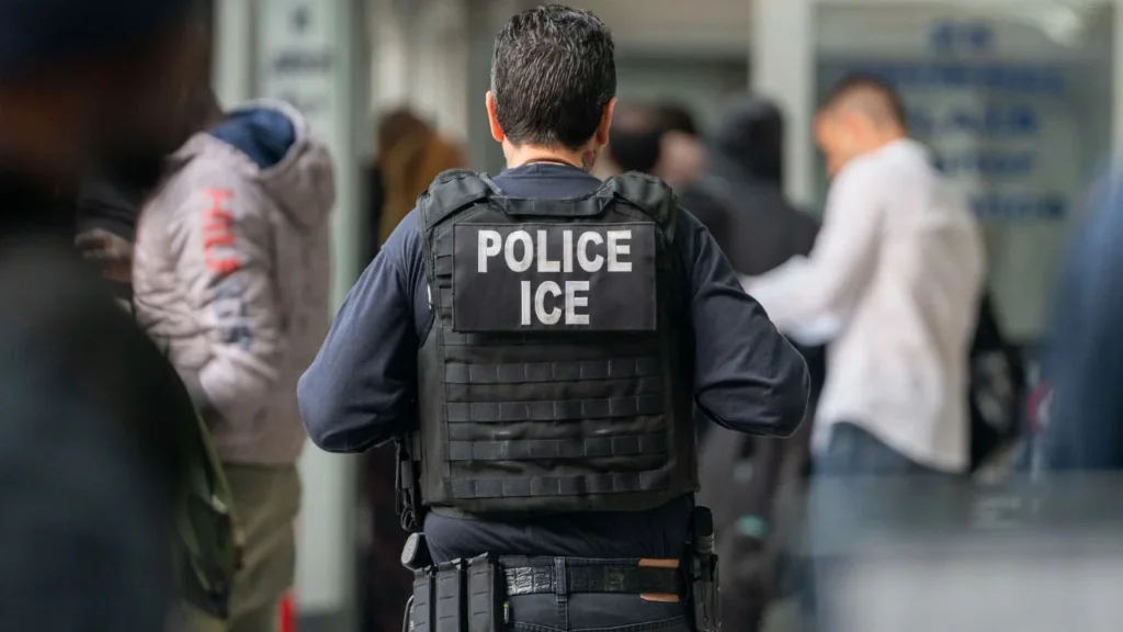Autoridades confirmaron un tiroteo que dejó varios heridos dentro de instalaciones de ICE ubicadas en Texas, EU.