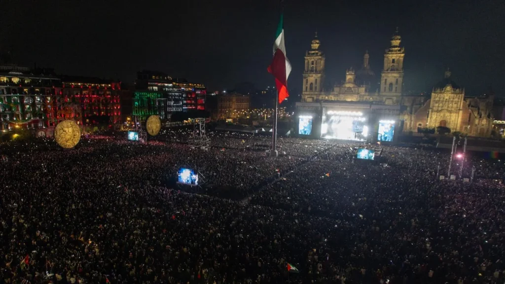 Residente regresó a México en el Zócalo de la CDMX, mientras los primeros acordes de "El baile de los pobres" encendieron a los asistentes.