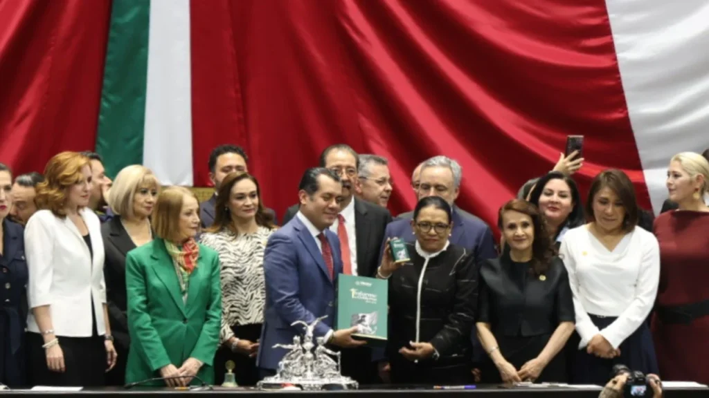 Rosa Icela llega al Pleno de San Lázaro para entregar el primer informe de gobierno de la presidenta Sheinbaum.
