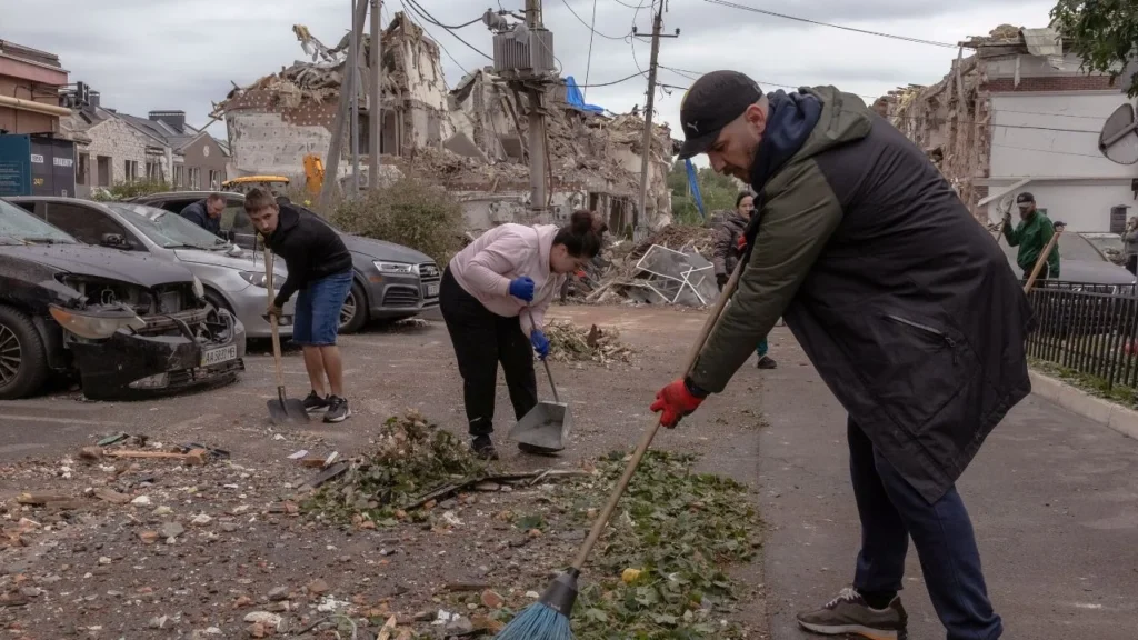 Zelenski acusó a Rusia de librar una "guerra contra los civiles", evidenciada por los daños en zonas residenciales en Ucrania.