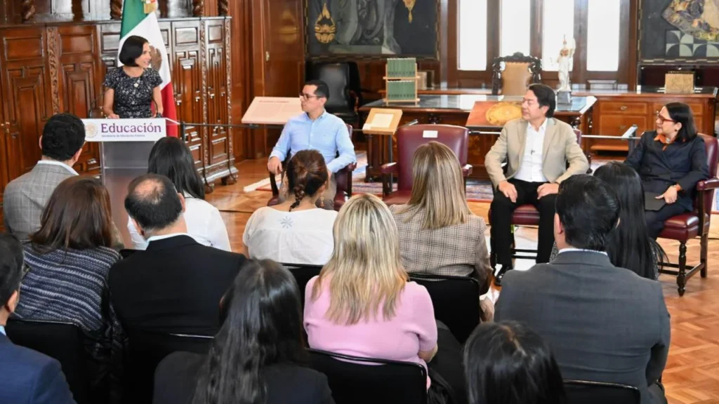 Dependencias federales firman convenio para dar internet gratuito a las tele-escuelas de la SEP.