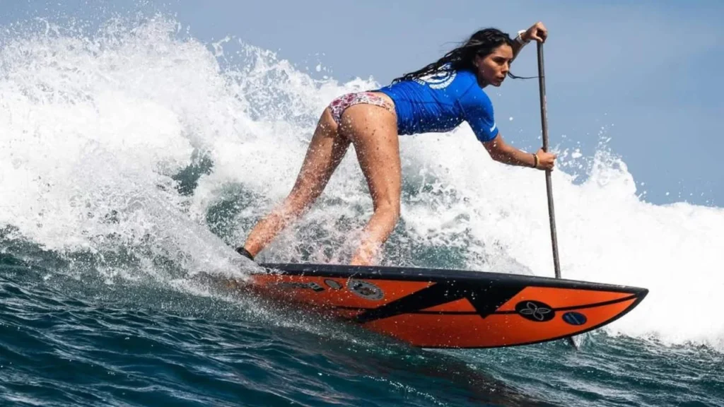 Vania Torres se enfrenta a las problemáticas sobre los apoyos al surf latino.