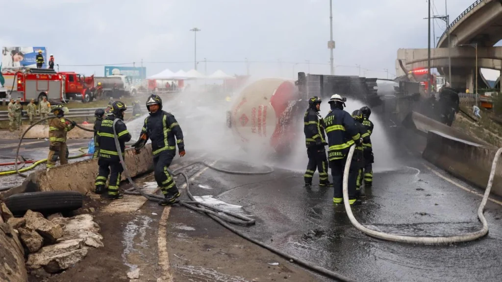 Servicios de emergencia laboran en el Puente de la Concordia para controlar el incendio y la fuga de gas, tras la volcadura de la pipa.