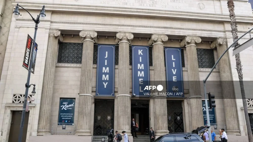El lunes, Jimmy Kimmel habló en vivo sobre la muerte de Charlie Kirk, asegurando que la derecha intenta explotar políticamente el hecho.