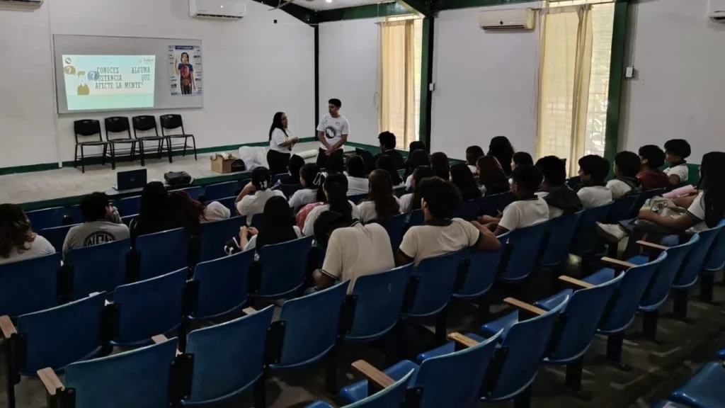 Las acciones de Salud en tu Barrio, continuaron en la cabecera municipal de Escárcega, e impartió un taller psicoeducativo de adicciones.