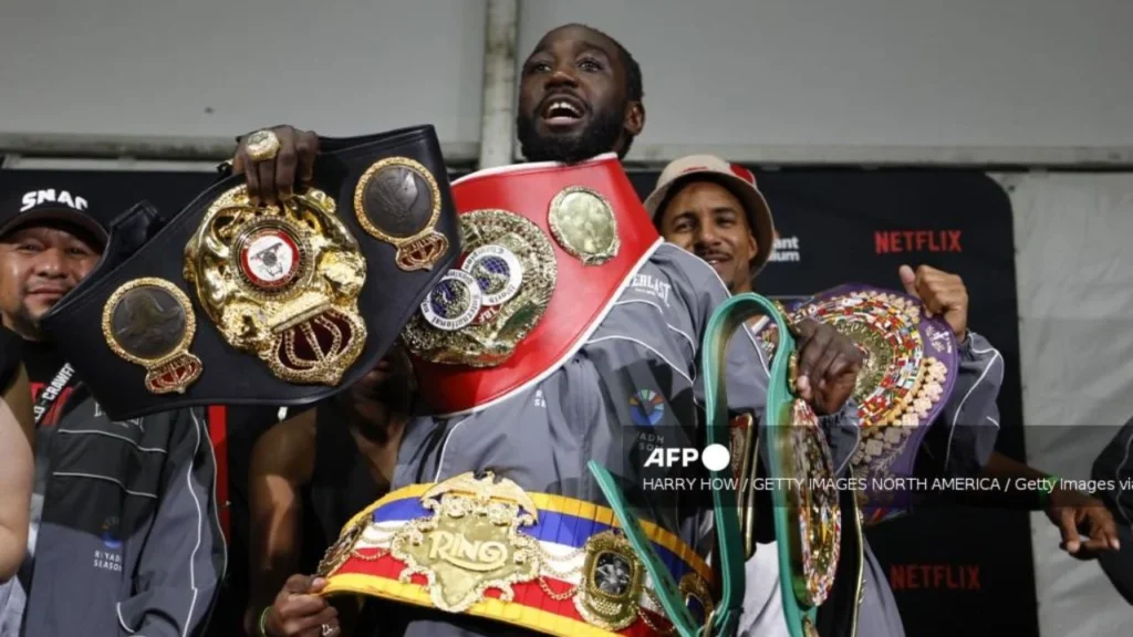 Terence Crawford le devuelve sus cinturones al Canelo Álvarez tras vencerlo