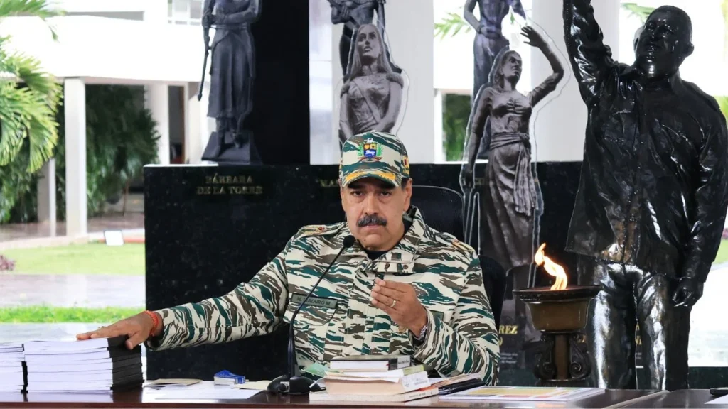 La amenaza de Trump a Venezuela surge luego de que aviones caza, enviados desde Caracas, volaron cerca de un buque norteamericano.