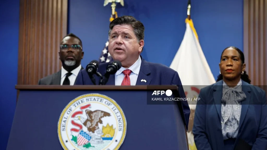 En Truth Social, Trump continúa reafirmando su política de redadas y deportaciones, mientras los demócratas en Chicago lo llaman 'dictador'.