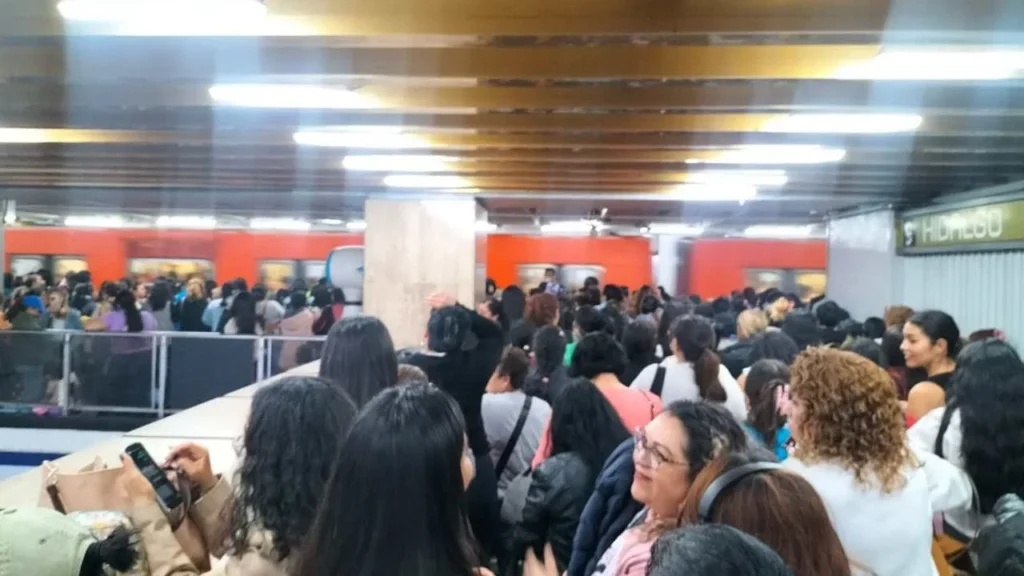 Usuarios reportaron retrasos y lentitud de trenes en la Línea 3.