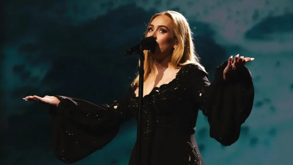 Reportes señalan que la artista británica, Adele, estaría en platicas para encabezar el Super Bowl 2026