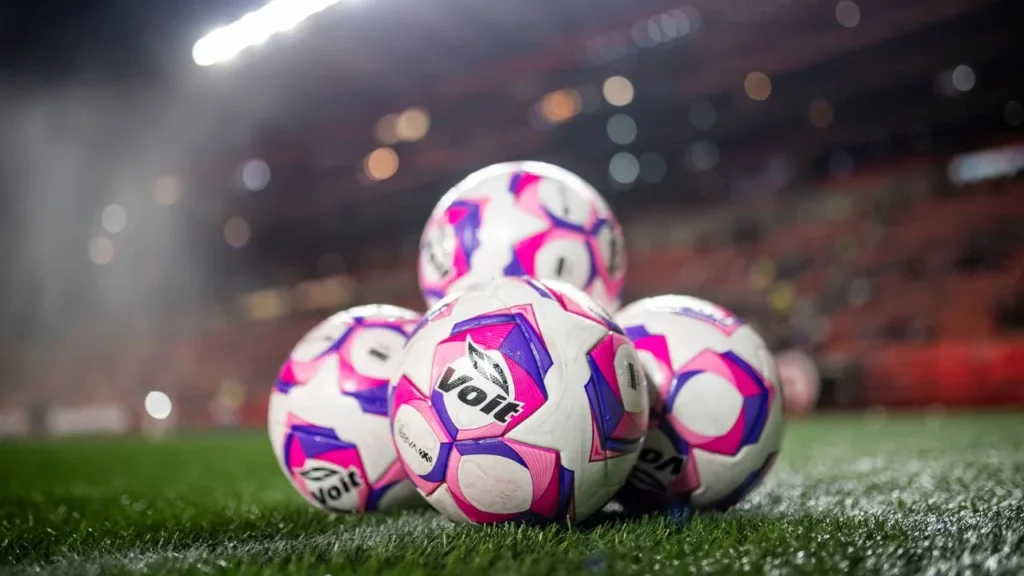 Divididos los derechos de transmisión para los 18 clubes de la LigaMX, el futbol mexicano enfrenta un proceso de venderse al mejor postor.