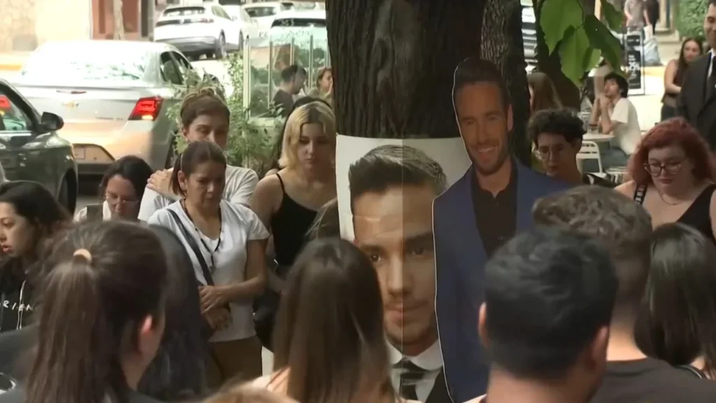 Con emoción contenida y gesto colectivo, los fanáticos de Liam Payne se reúnen en Palermo, para rendir un sentido homenaje al cantante británico que falleció hace un año